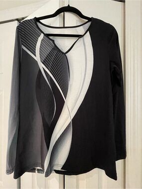 Women's Black & White Graphic Long-Sleeve Top